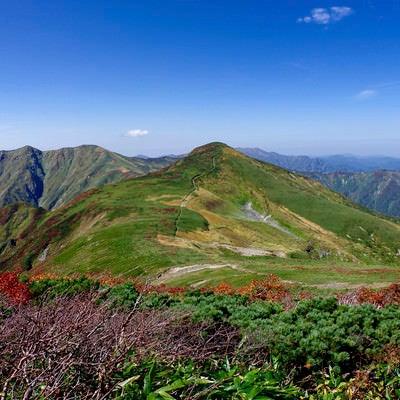 大朝日岳避難小屋とその奥の山々の景色の写真