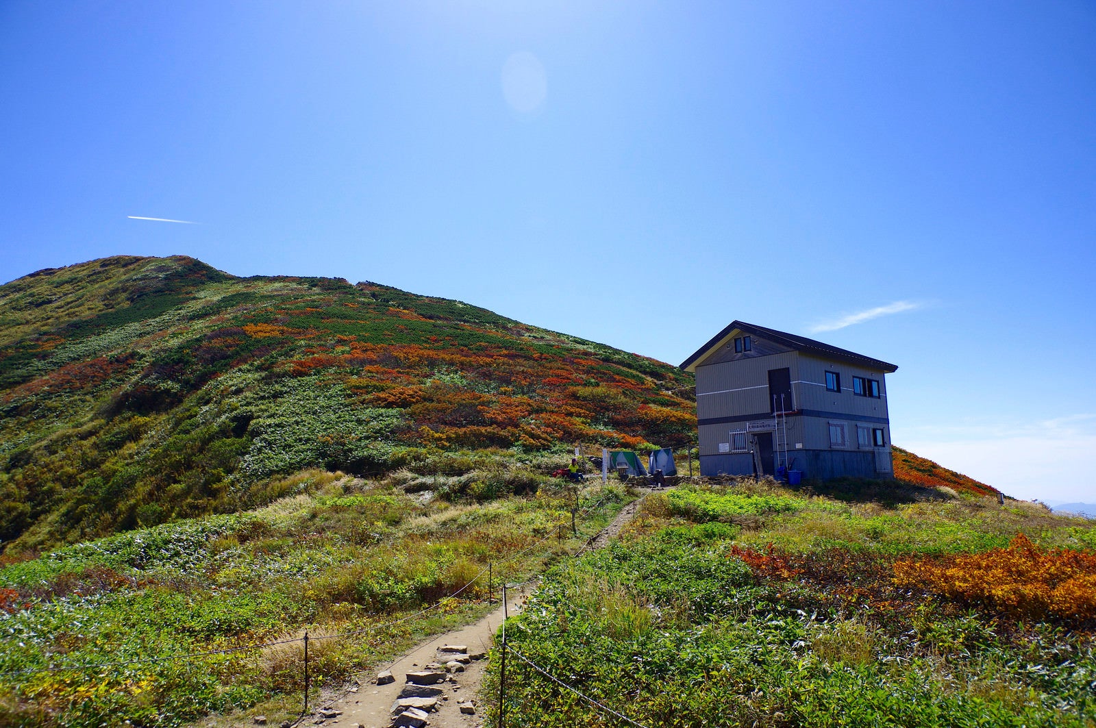 「大朝日岳避難小屋と山頂方面の景色」の写真
