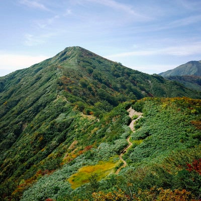 小朝日岳へと続く稜線（大朝日岳）の写真