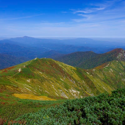 小朝日岳へと続く稜線の景色（大朝日岳）の写真