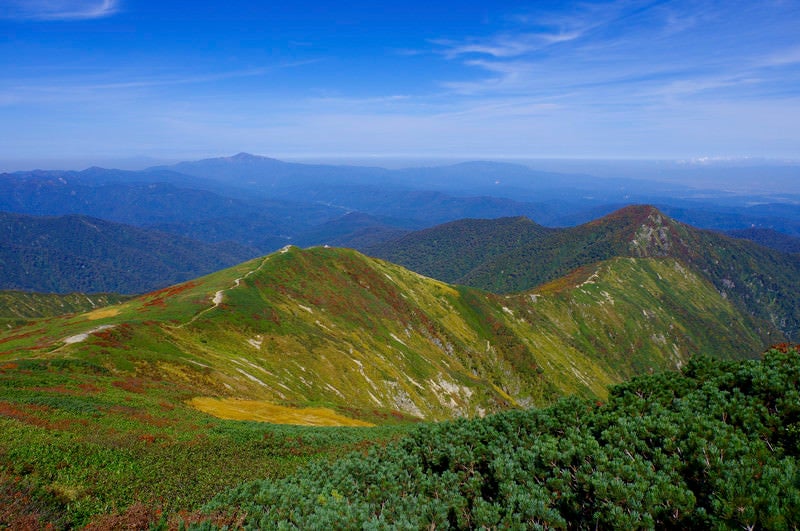 小朝日岳へと続く稜線の景色（大朝日岳）の写真