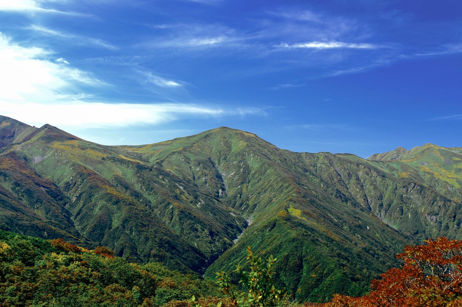 「晴天化の朝日連峰稜線（大朝日岳）」の写真