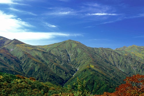 晴天化の朝日連峰稜線（大朝日岳）の写真
