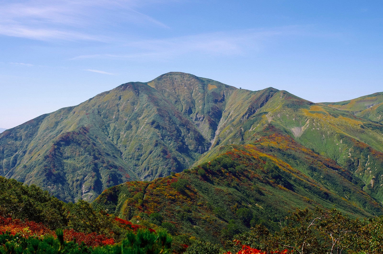 「気持ちのいい稜線が続く大朝日岳（おおあさひだけ）」の写真
