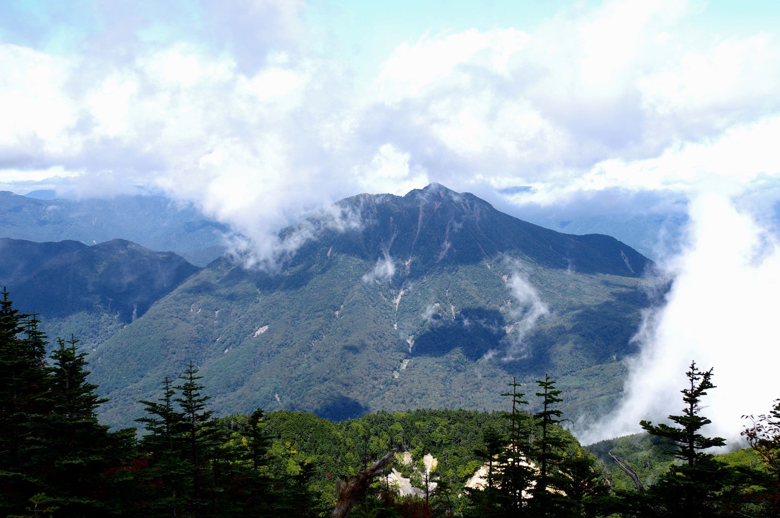 「男体山山頂から見る太郎山（たろうさん）」の写真