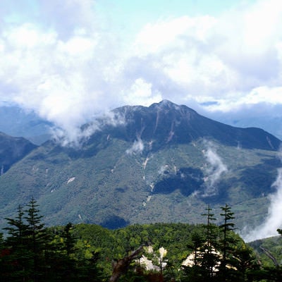 男体山山頂から見る太郎山（たろうさん）の写真