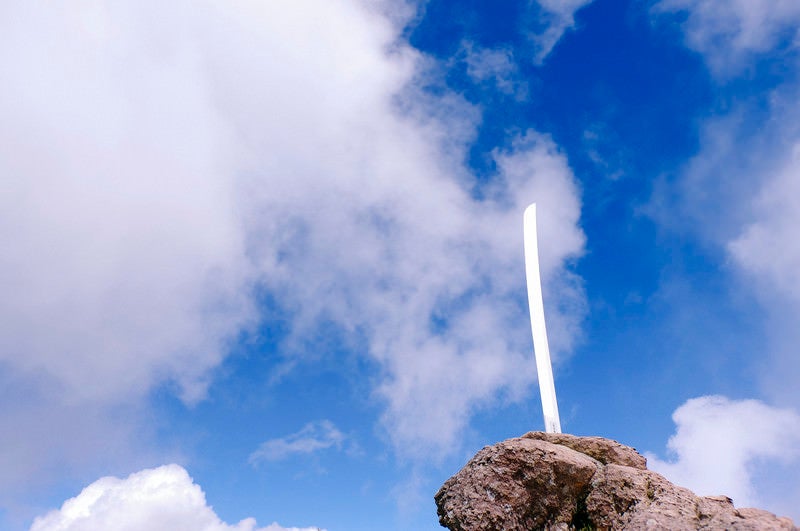 男体山山頂の刀剣の写真