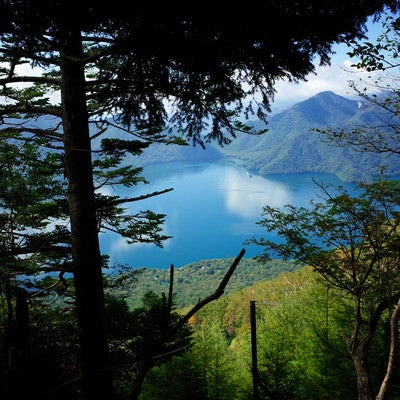 男体山登山道から見下ろす中禅寺湖（ちゅうぜんじこ）の写真