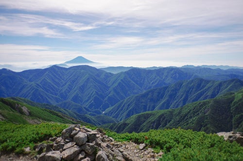 南ア南部の山深い景色と富士山（聖岳）の写真