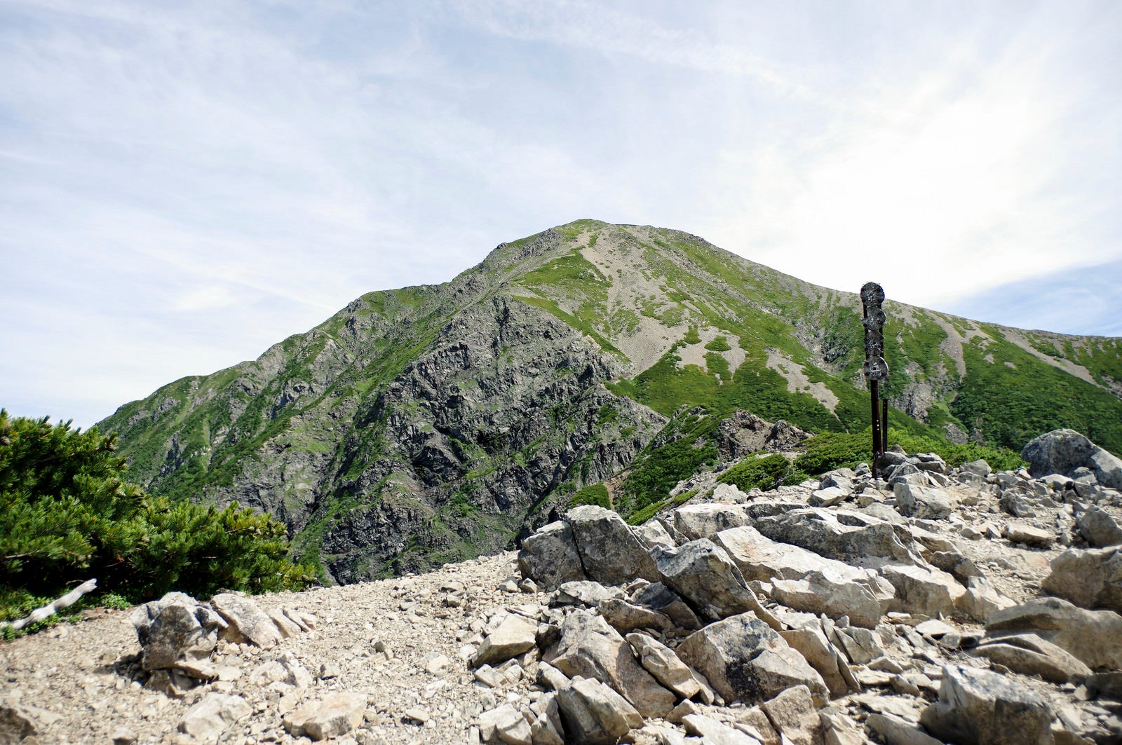 「小聖岳から見る聖岳山頂」の写真