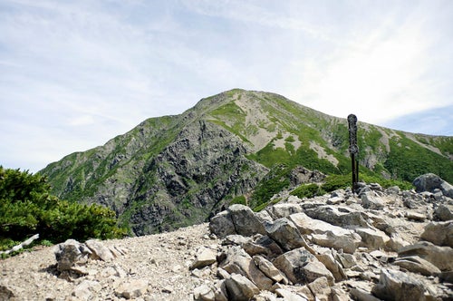 小聖岳から見る聖岳山頂の写真