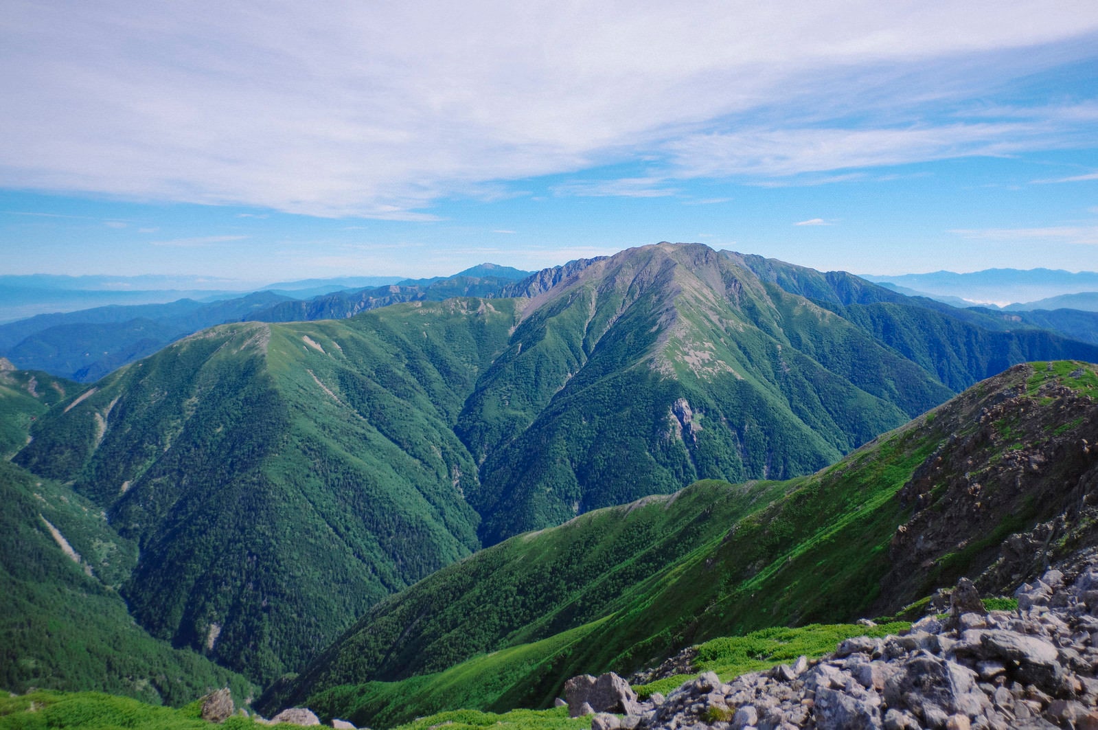 「聖岳山頂から見る南ア南部の3,000m峰」の写真