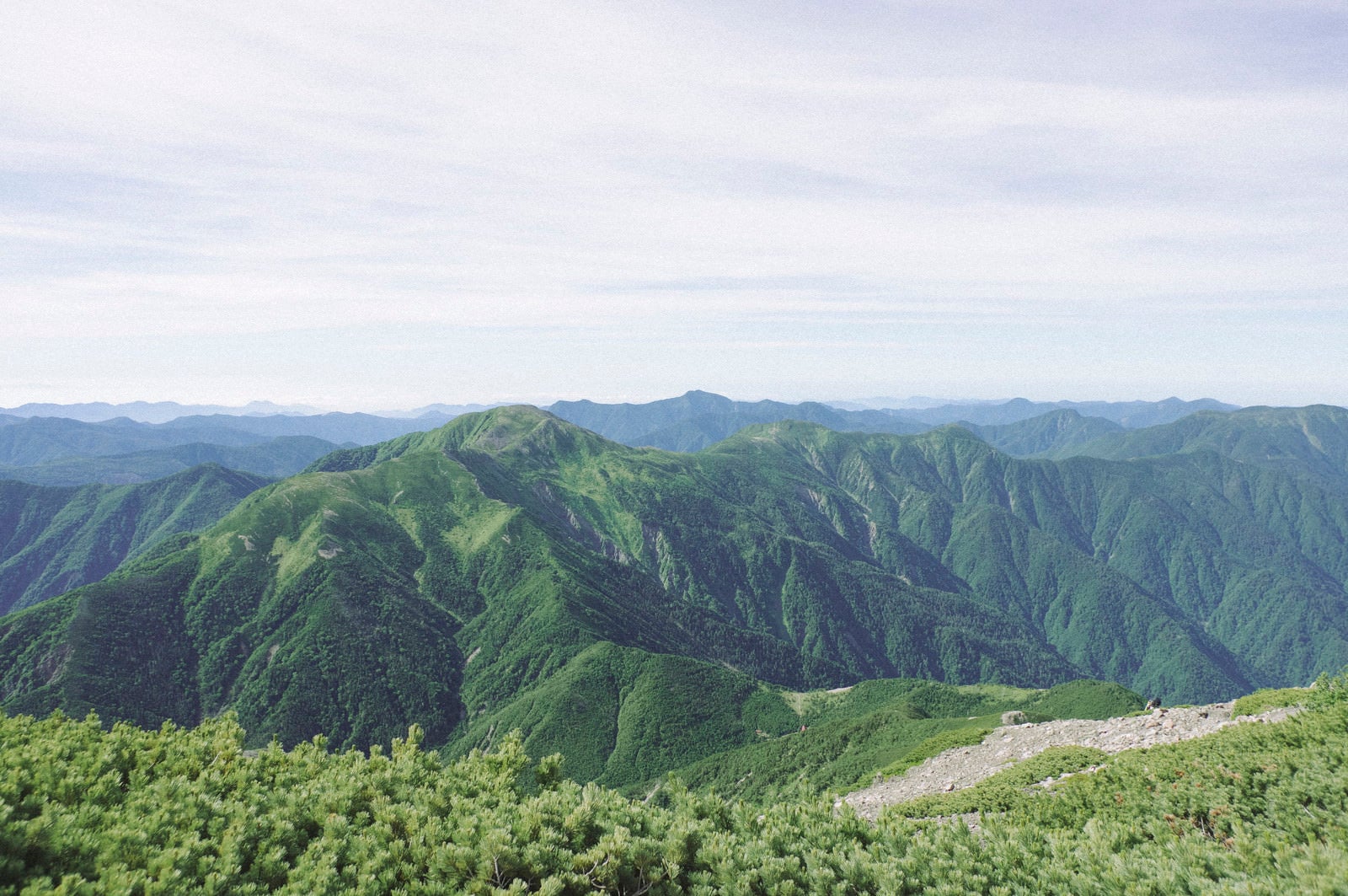 「聖岳山頂から見る南ア南部の山々の景色」の写真