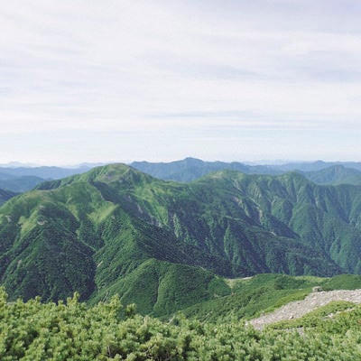 聖岳山頂から見る南ア南部の山々の景色の写真