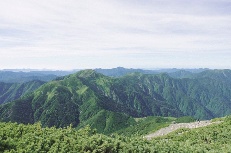 聖岳山頂から見る南ア南部の山々の景色の写真