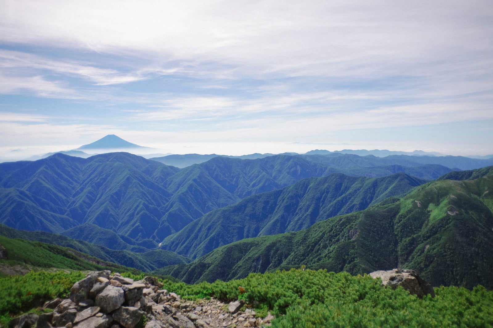「聖岳山頂から見る南ア南部の山々の景色」の写真