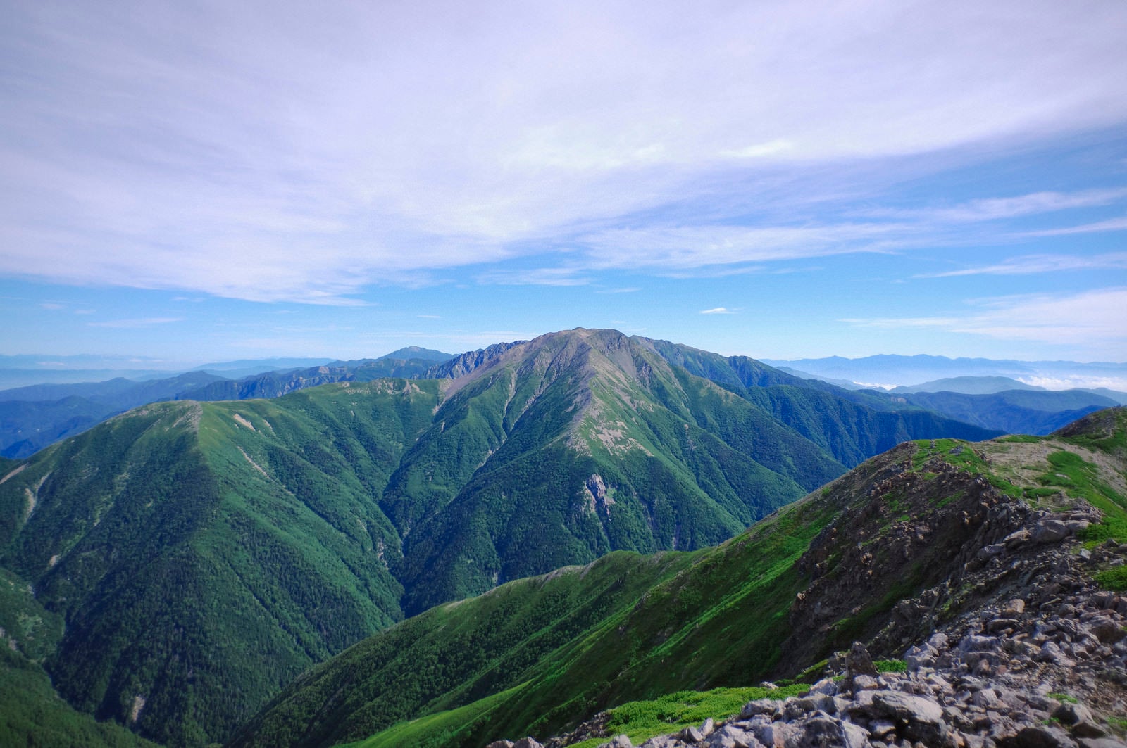 「聖岳山頂から見る赤石岳」の写真