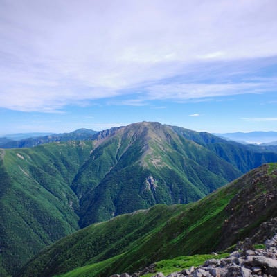 聖岳山頂から見る赤石岳の写真