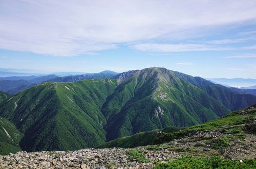 聖岳山頂から見る赤石岳山頂の写真