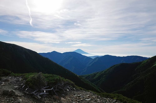 聖岳登山道から見る富士山の写真