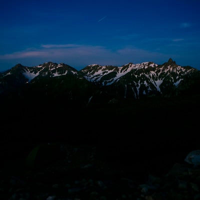 夜明けを待つ槍ヶ岳（常念岳）の写真