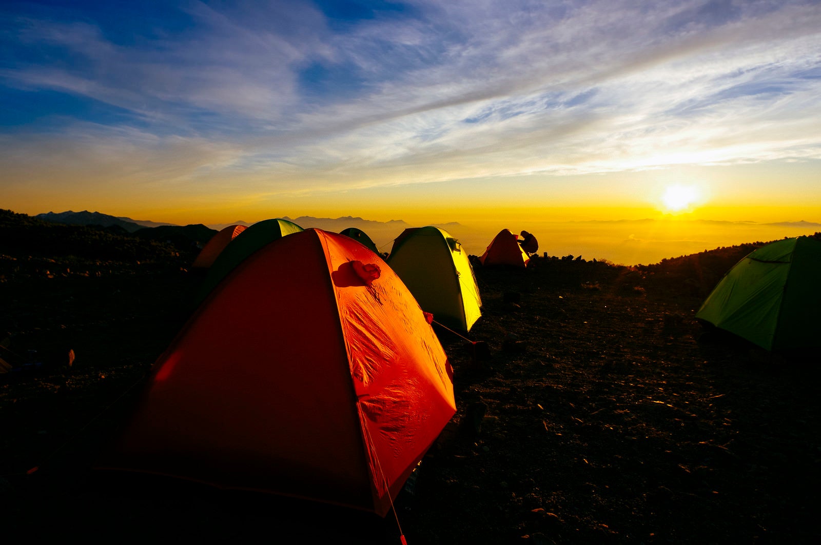 「大天井岳のテント場で迎える朝日（常念岳）」の写真