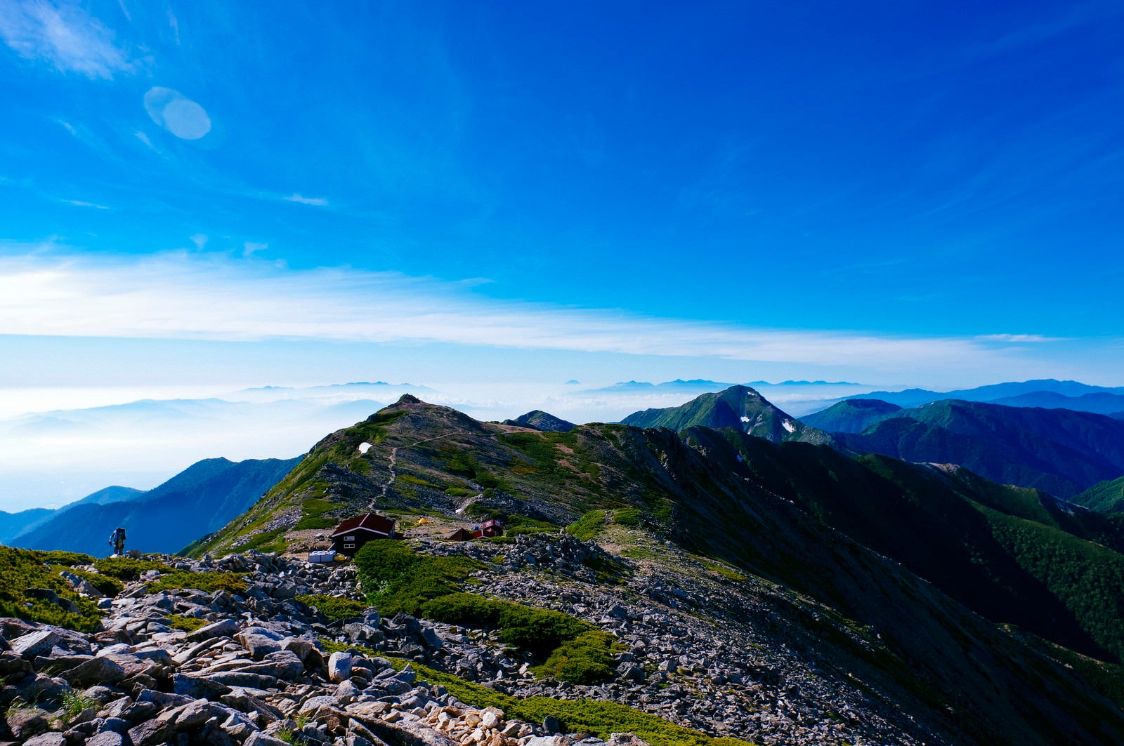「大天井岳山頂から見る大天井岳の山荘（常念岳）」の写真