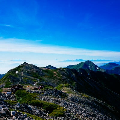 大天井岳山頂から見る常念岳方面の稜線の写真