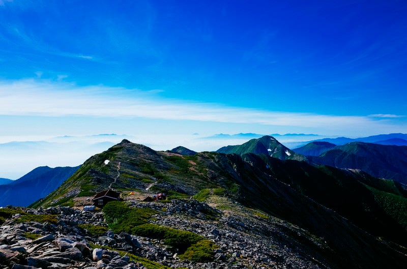 大天井岳山頂から見る常念岳方面の稜線の写真