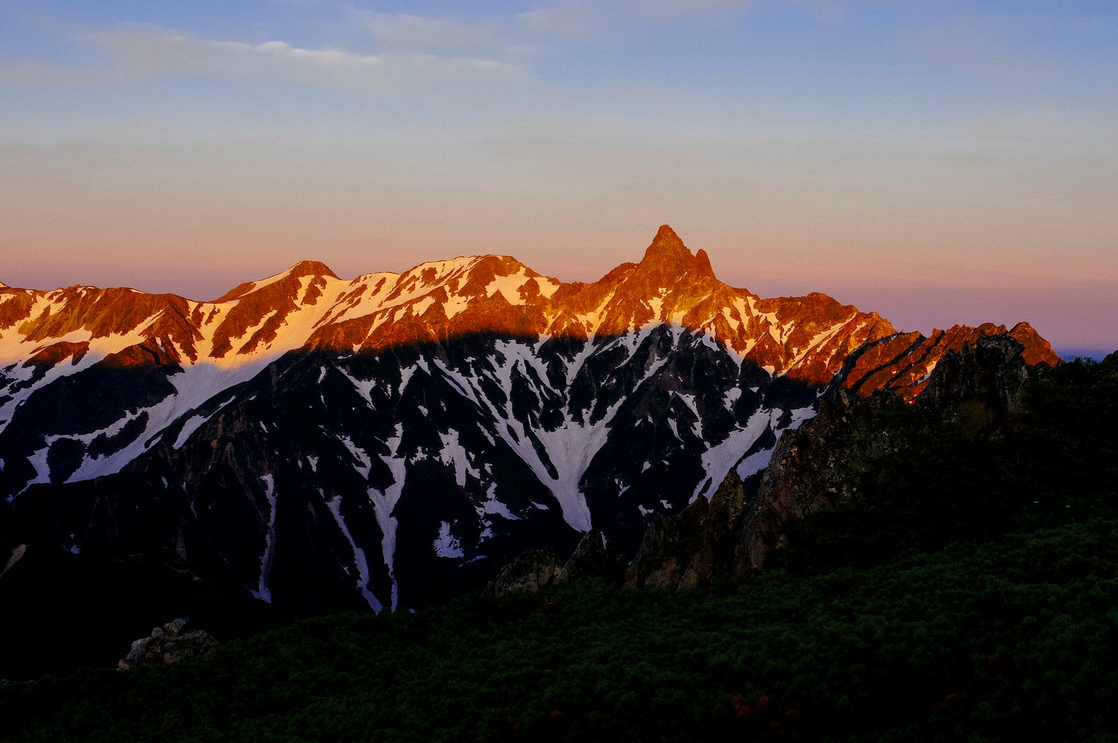 「大天井岳方面から見る槍ヶ岳の朝日（常念岳）」の写真