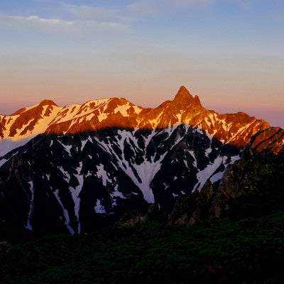 大天井岳方面から見る槍ヶ岳の朝日（常念岳）の写真