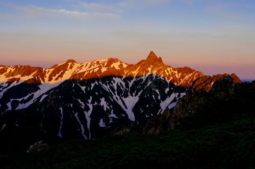 大天井岳方面から見る槍ヶ岳の朝日（常念岳）の写真