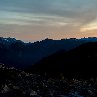 常念岳から見る北アルプス北部の夜明けの写真
