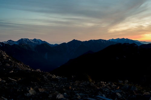 常念岳から見る北アルプス北部の夜明けの写真