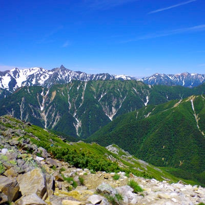 常念岳山頂から見る北アルプス中央方面の写真