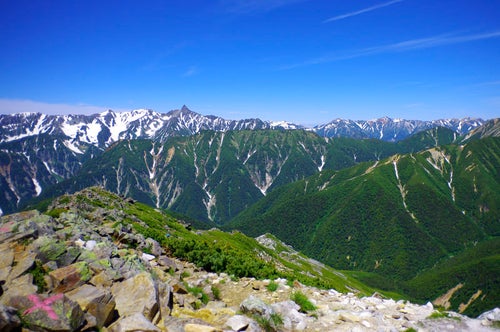 常念岳山頂から見る北アルプス中央方面の写真
