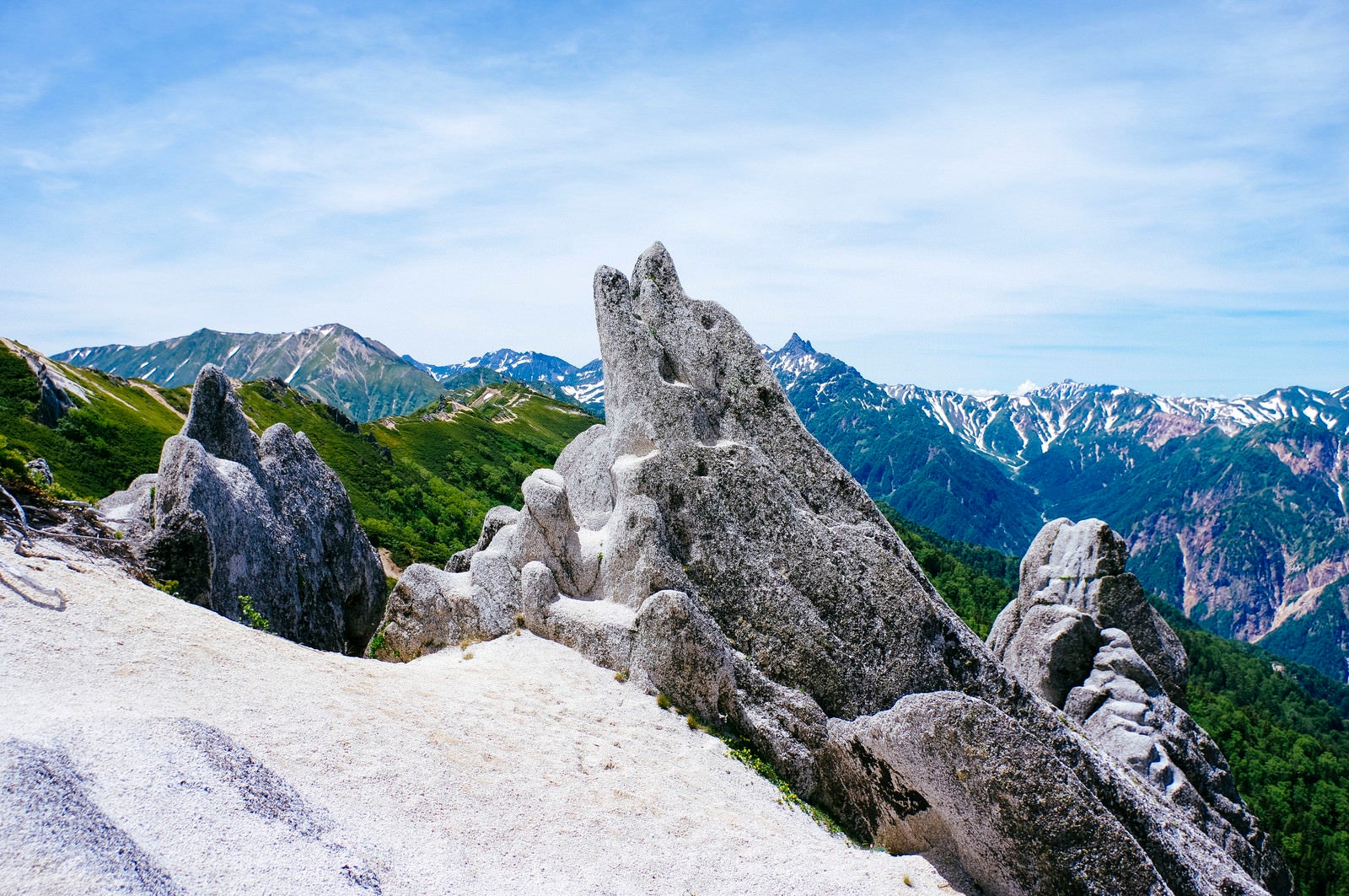 「快晴の空の下のイルカ岩（常念岳）」の写真
