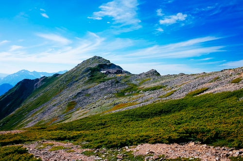 快晴の空の下の表銀座登山道（常念岳）の写真