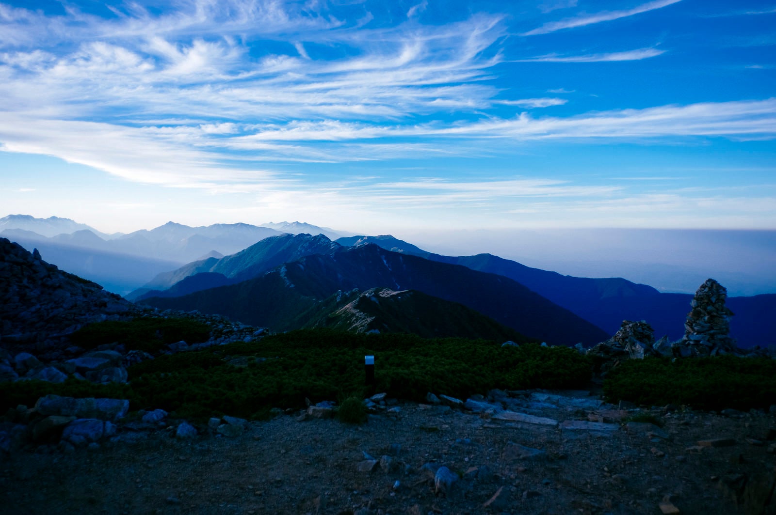 「朝の空気に包まれた燕岳方面登山道（常念岳）」の写真
