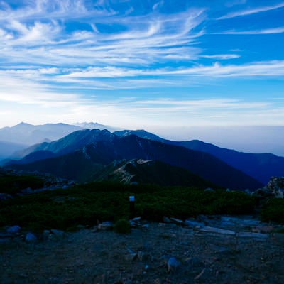 朝の空気に包まれた燕岳方面登山道（常念岳）の写真