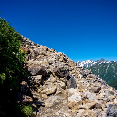 槍ヶ岳を眺めながら登る常念岳（じょうねんだけ）の写真
