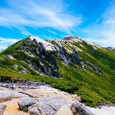 燕岳から見る燕山荘方面（常念岳）の写真