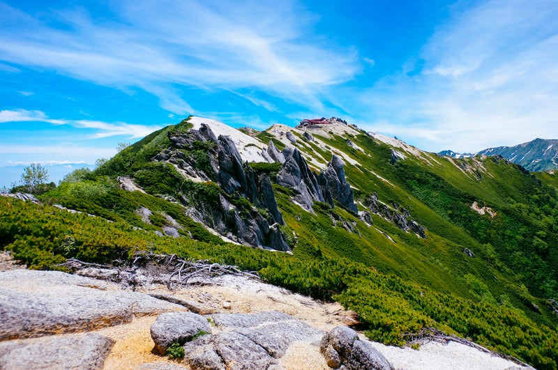 燕岳から見る燕山荘方面（常念岳）の写真