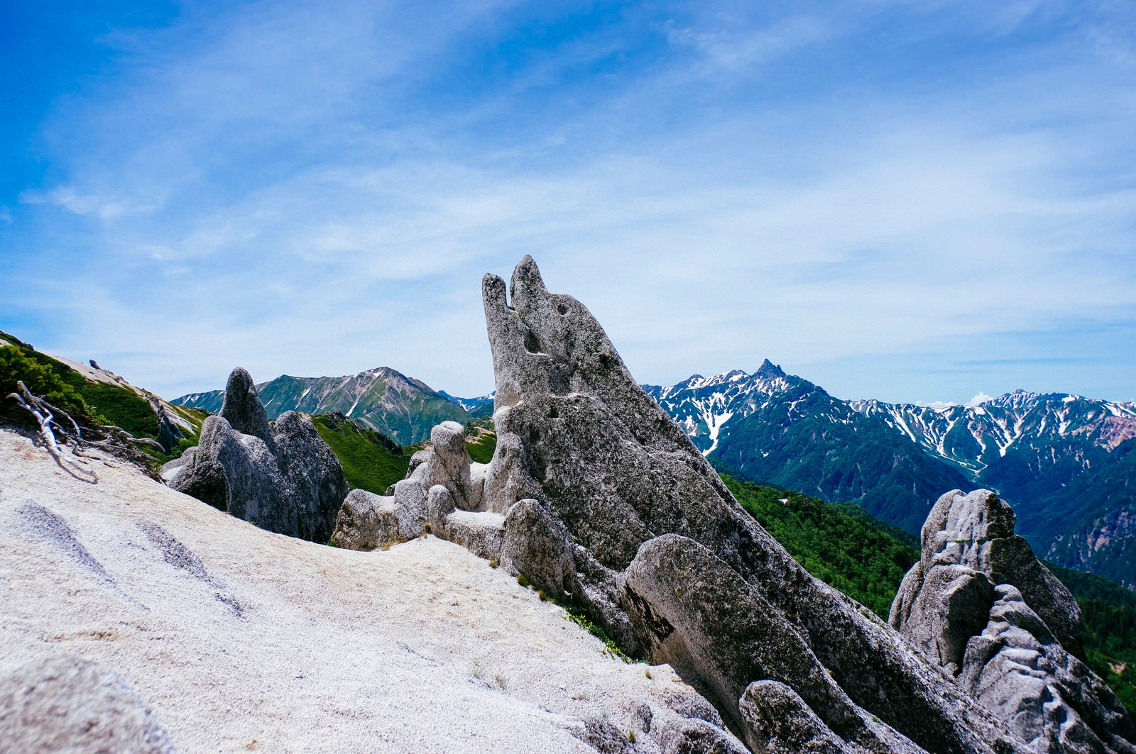 「燕岳のイルカ岩（常念岳）」の写真