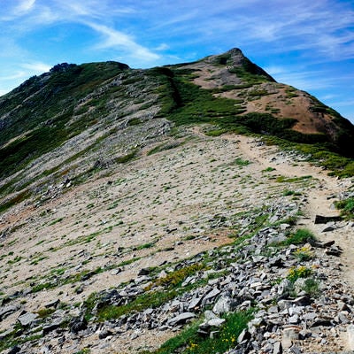 常念岳の白い砂地が特徴的な表銀座登山道の写真