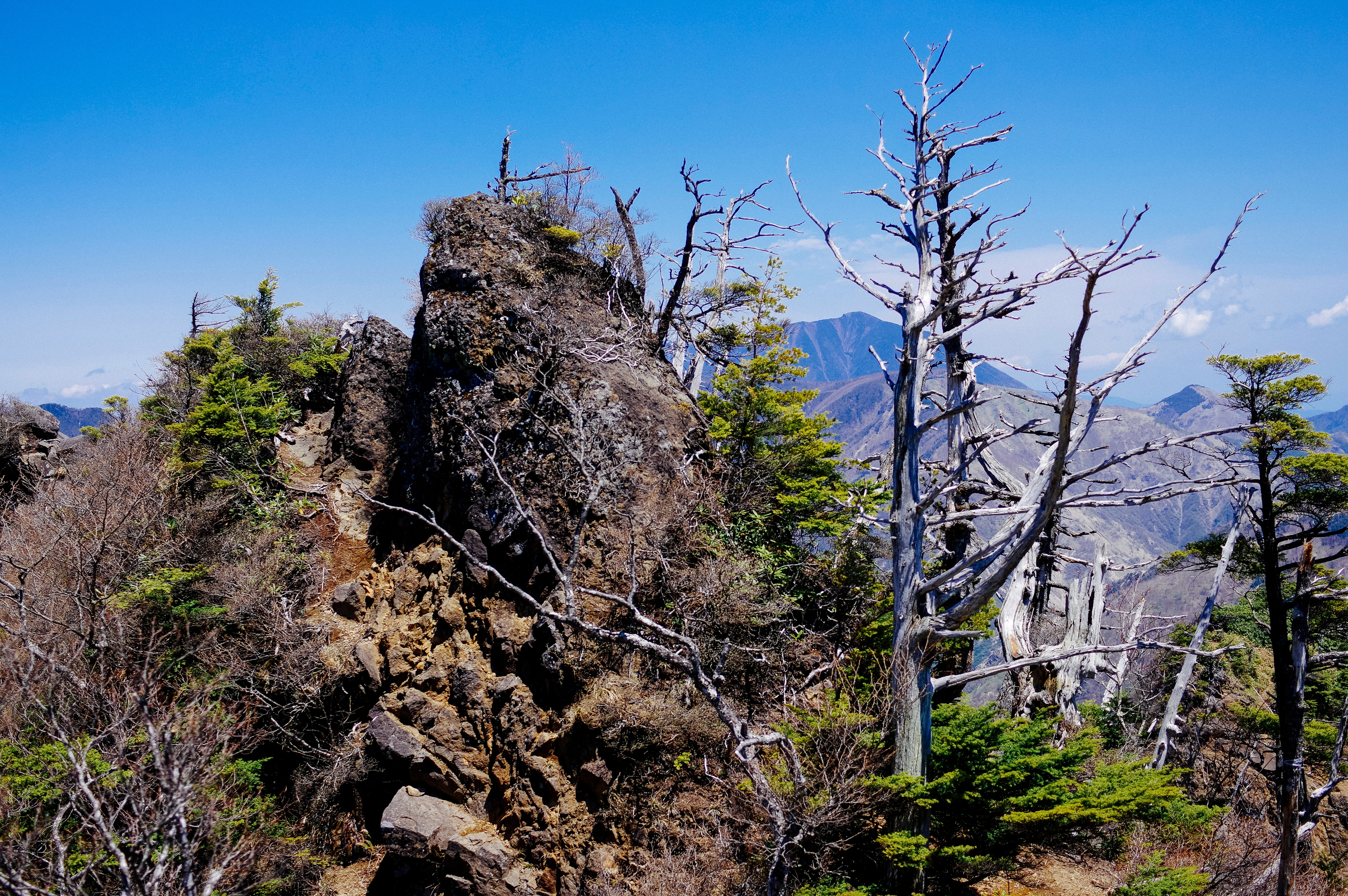 岩肌に作られた道を歩く皇海山クラシックルートの無料写真素材 - ID
