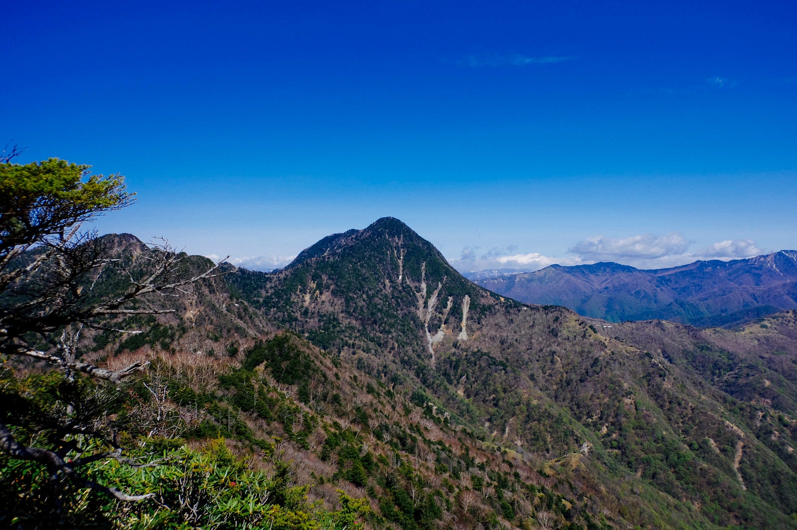 「庚申山から見る皇海山の景色」の写真