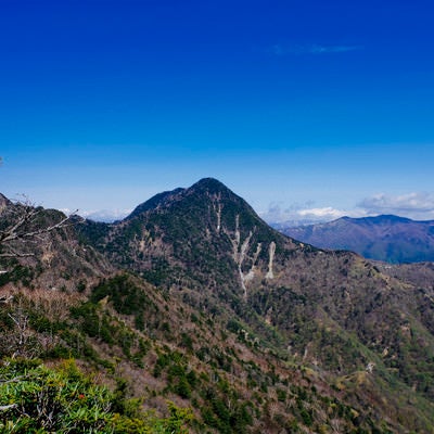 庚申山から見る皇海山の景色の写真