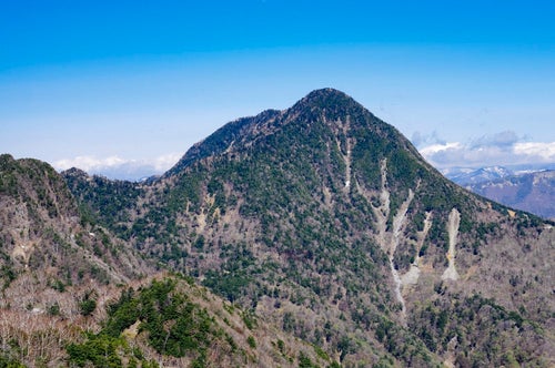 庚申山山頂から見る皇海山（すかいさん）の写真