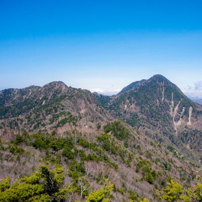 皇海山と周囲の山深い稜線の写真